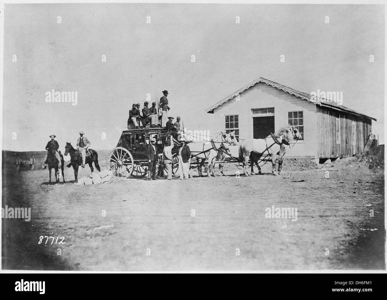 Eine Concord-Postkutsche, die in den späten 1800er Jahren von Expressunternehmen auf den Landwegen eingesetzt wurde, wobei Soldaten während der Reise Schutz bieten. Stockfoto