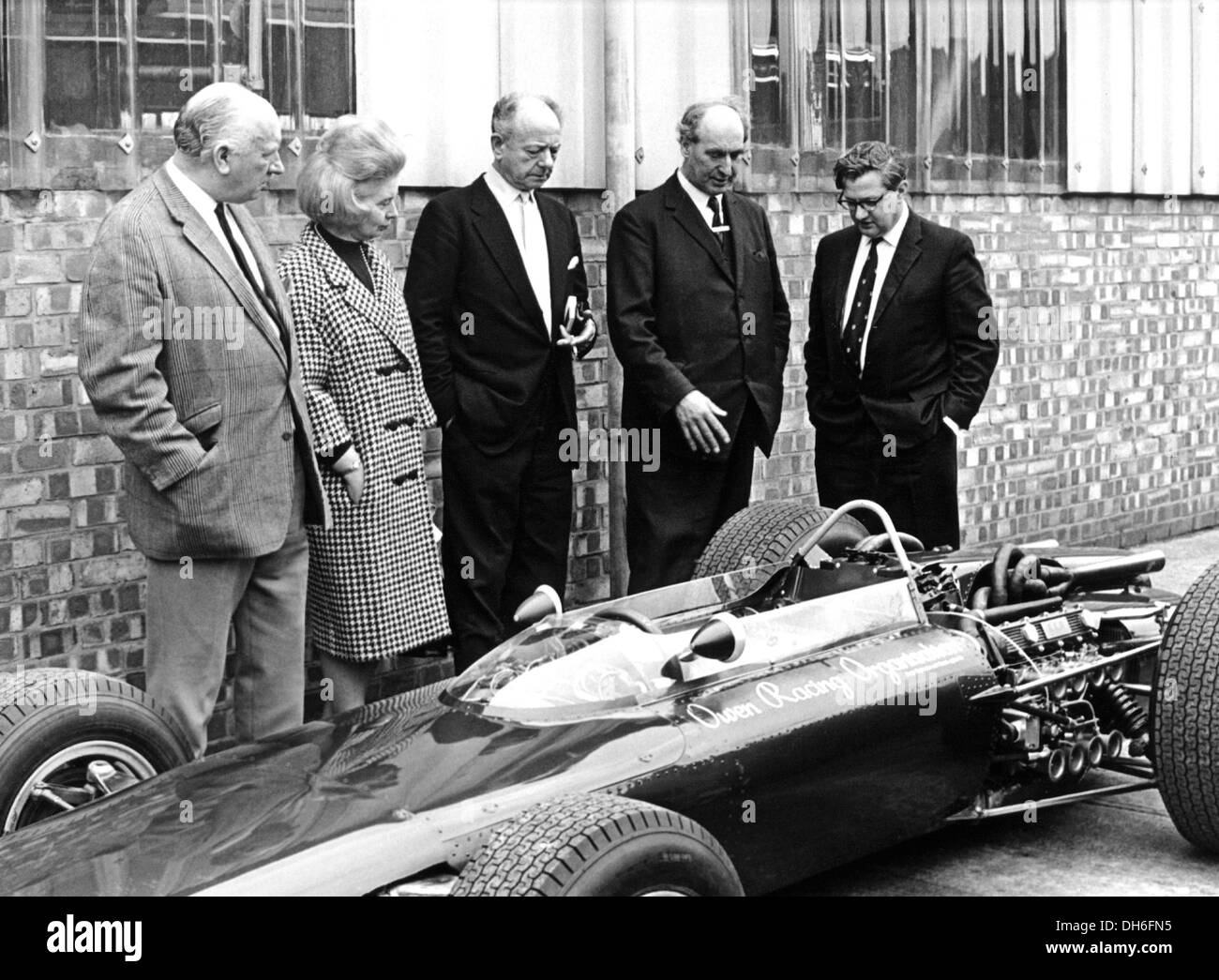 Herr und Frau Louis Stanley, Raymond Mays, Alfred Owen und Tony Rudd auf BRM in Bourne, Lincolnshire. 1969. Stockfoto