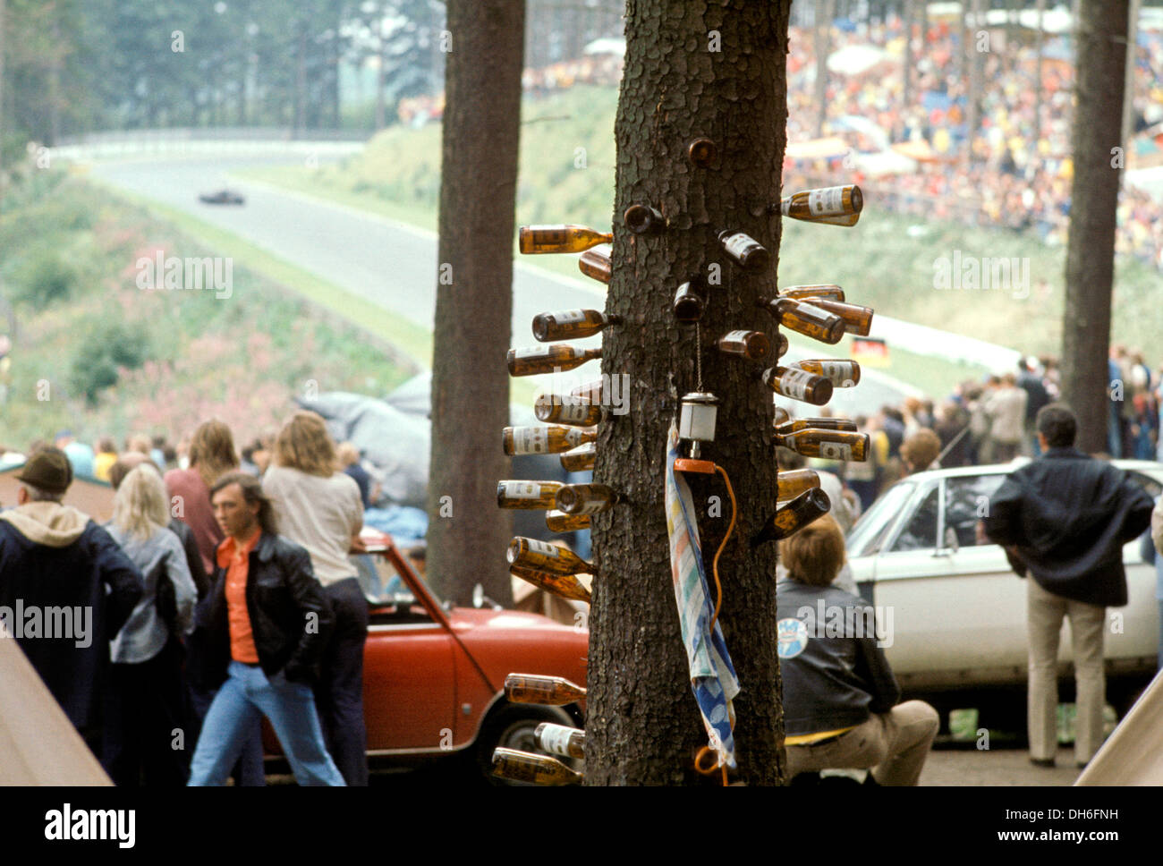 Ein Baum mit Flaschen fest hinein, typisch für Zuschauerbereichen des Nürburgring. Deutschland der 1960er Jahre. Stockfoto