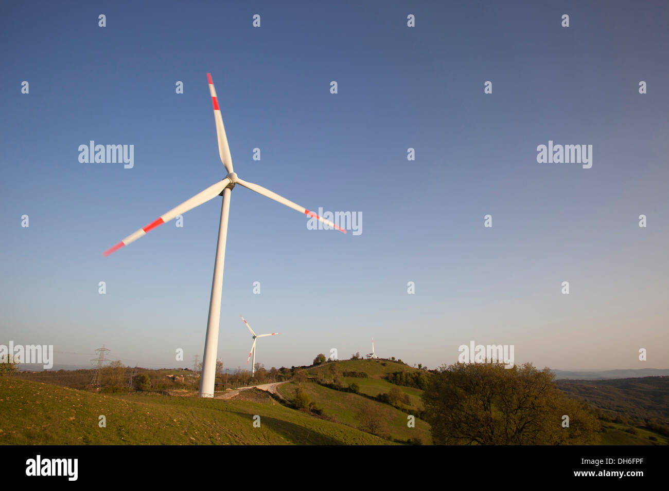 Europa, Toskana, Maremma, Provinz Grosseto, Scansano, Montepo Burg, Windkraftanlagen, Energie Stockfoto