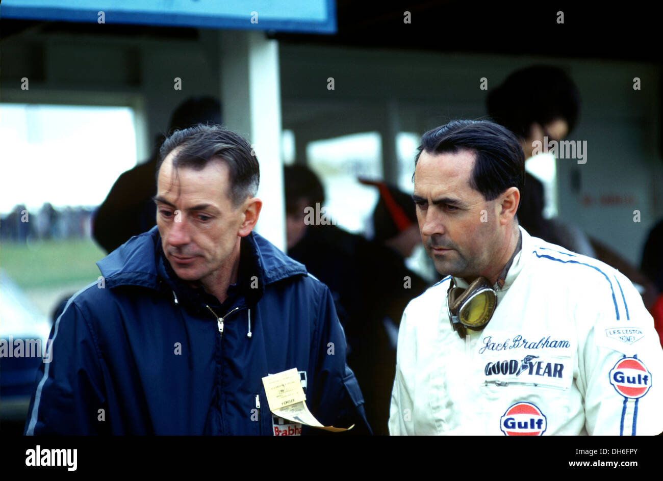 Jack Brabham, rechts, mit seinem Geschäftspartner und Brabham Auto-Designer Ron Tauranac in Gruben in Watkins Glen. USA DER 1960ER JAHRE. Stockfoto