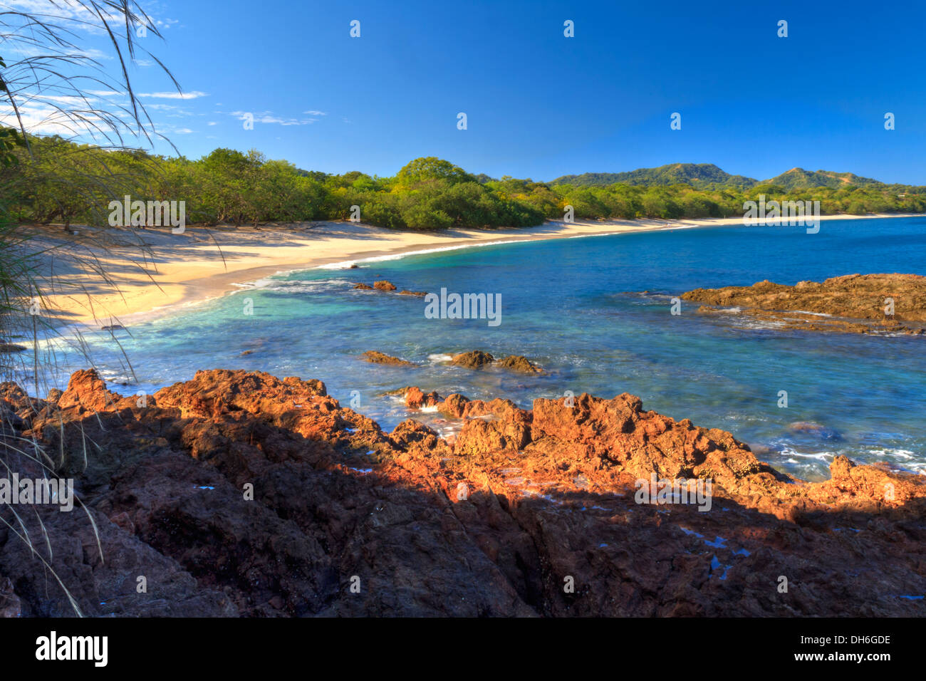 Ruhige, schöne Sand und Felsen von Playa Conchal und das azurblaue Wasser des Pazifischen Ozeans in Guanacaste, Costa RIca Stockfoto
