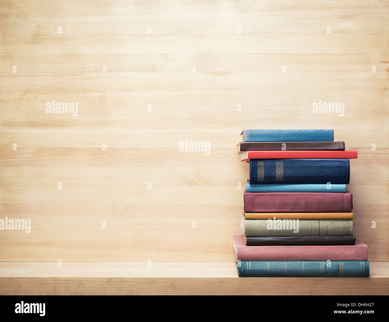 Alte Bücher auf einem Holzregal. Stockfoto