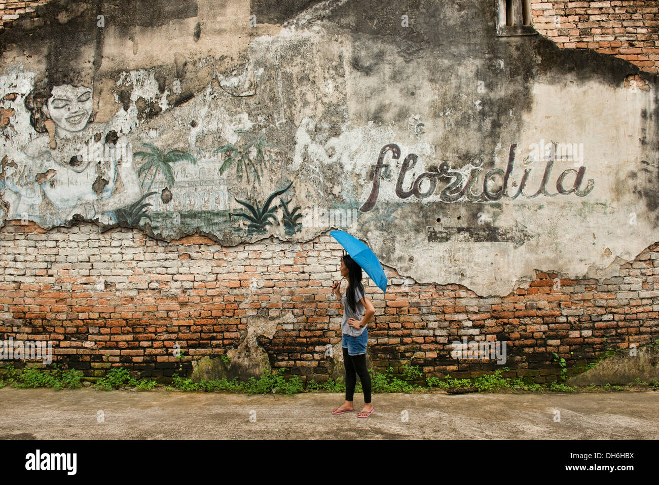 Fading Sino portugiesischen Wandgemälde im historischen Hafenviertel von Chanthaburi, Thailand Stockfoto