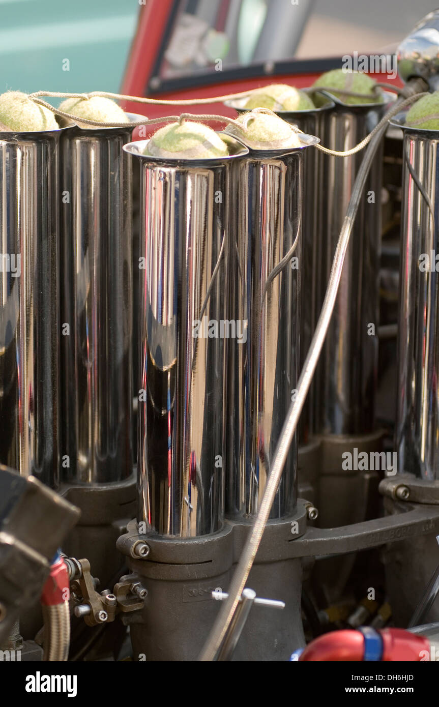 Injektor-Stacks auf einem Hot-Rod Auto mechanische Chrom verchromt verchromte Motor Motoren plating Silber glänzend Stockfoto