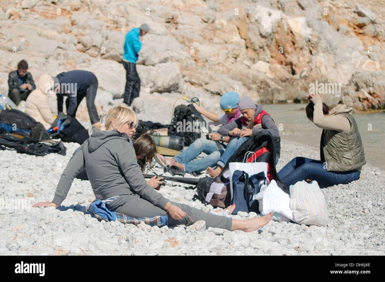 Freitaucher bereitet sich auf Tauchen, Ägäis, Insel Symi, Griechenland Stockfoto