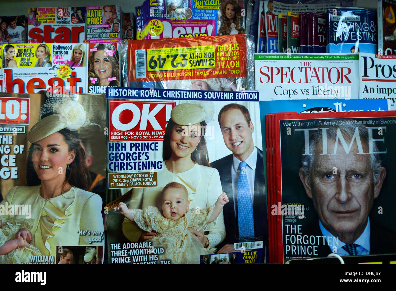 OK und Hallo Zeitschriften mit Royals Prinz William und Kate und neues Baby Prince George bei seiner Taufe und Prinz Charles auf Time magazine London UK Stockfoto