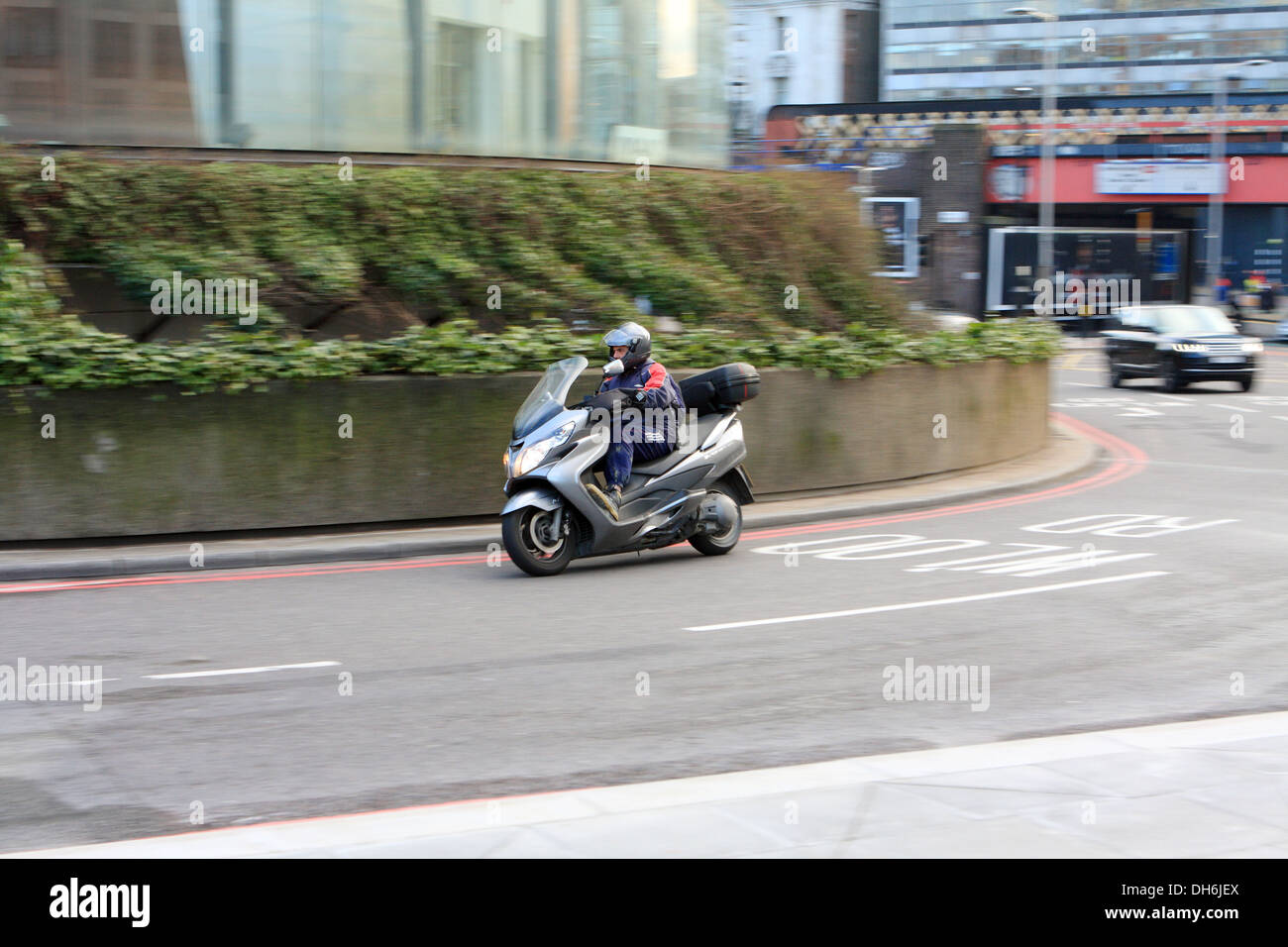 Ein Motorradfahrer Reisen rund um den Kreisverkehr von Waterloo Bridge in London, England. Stockfoto
