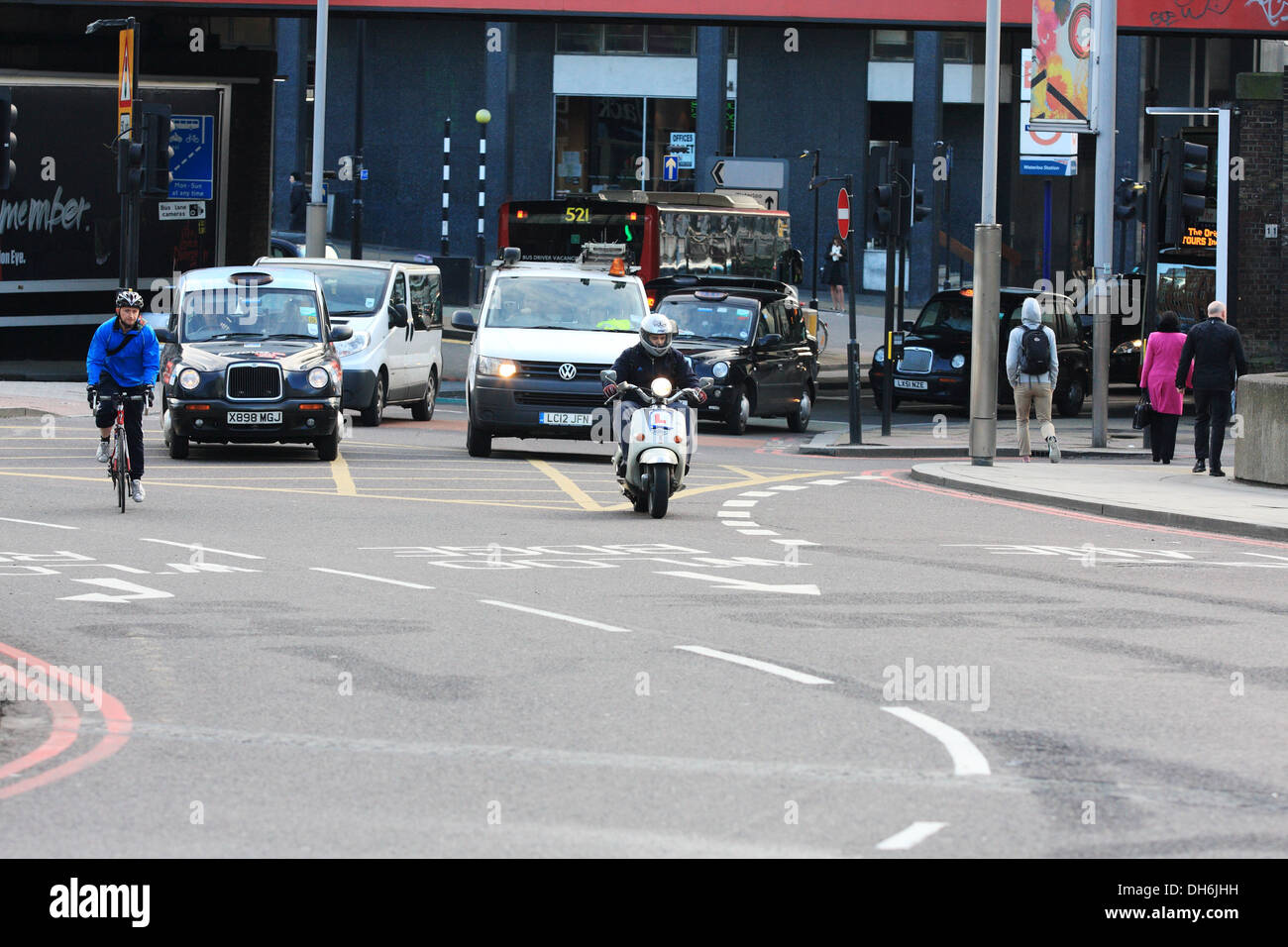 Verkehr in einem Kreisverkehr bei Waterloo, in London, England Stockfoto