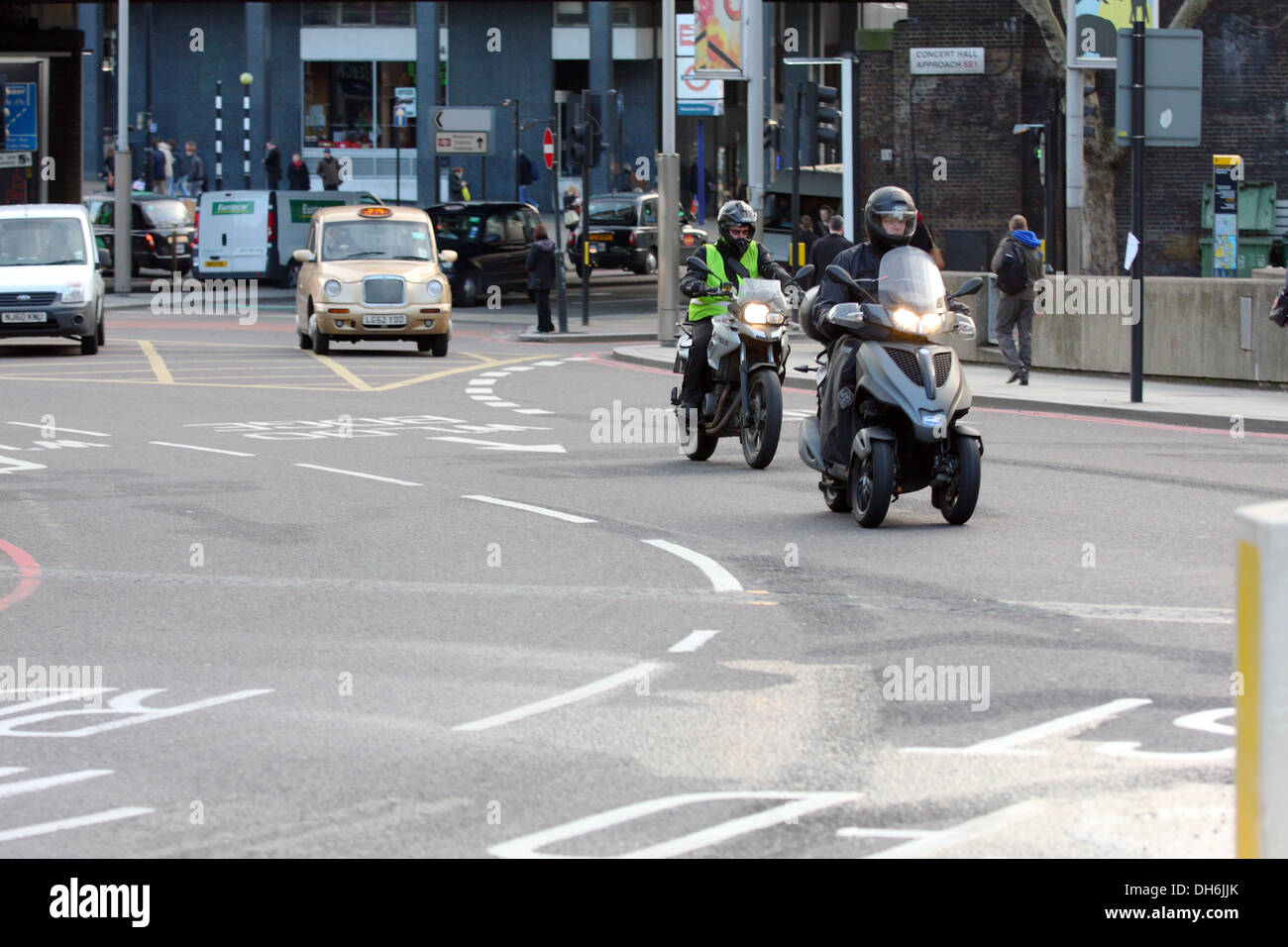 Verkehr, Reisen rund um den Kreisverkehr von Waterloo Bridge, London, England Stockfoto