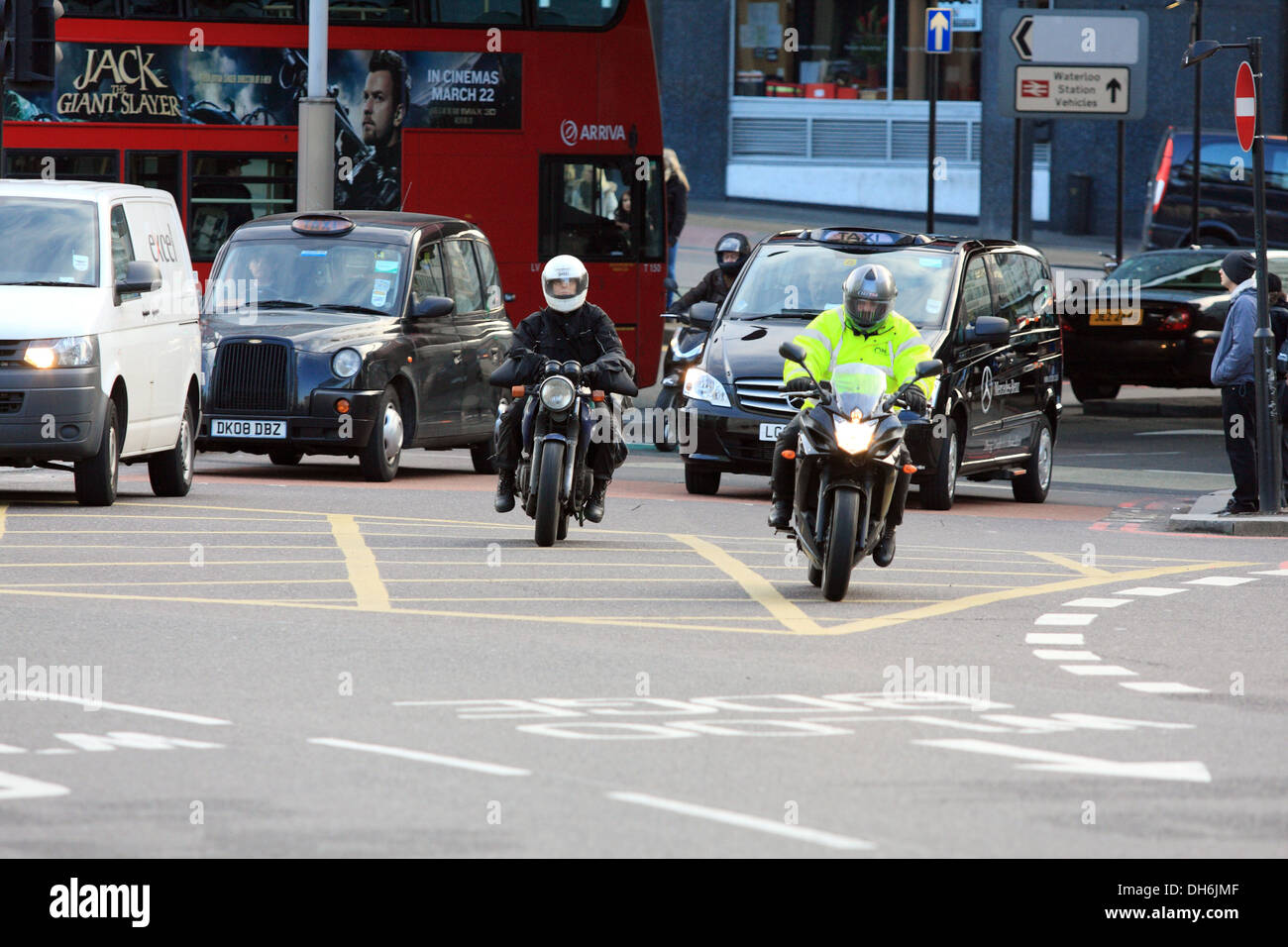 Motorradfahrer und andere Verkehrsteilnehmer in den Kreisverkehr von Waterloo Bridge in London, England. Stockfoto