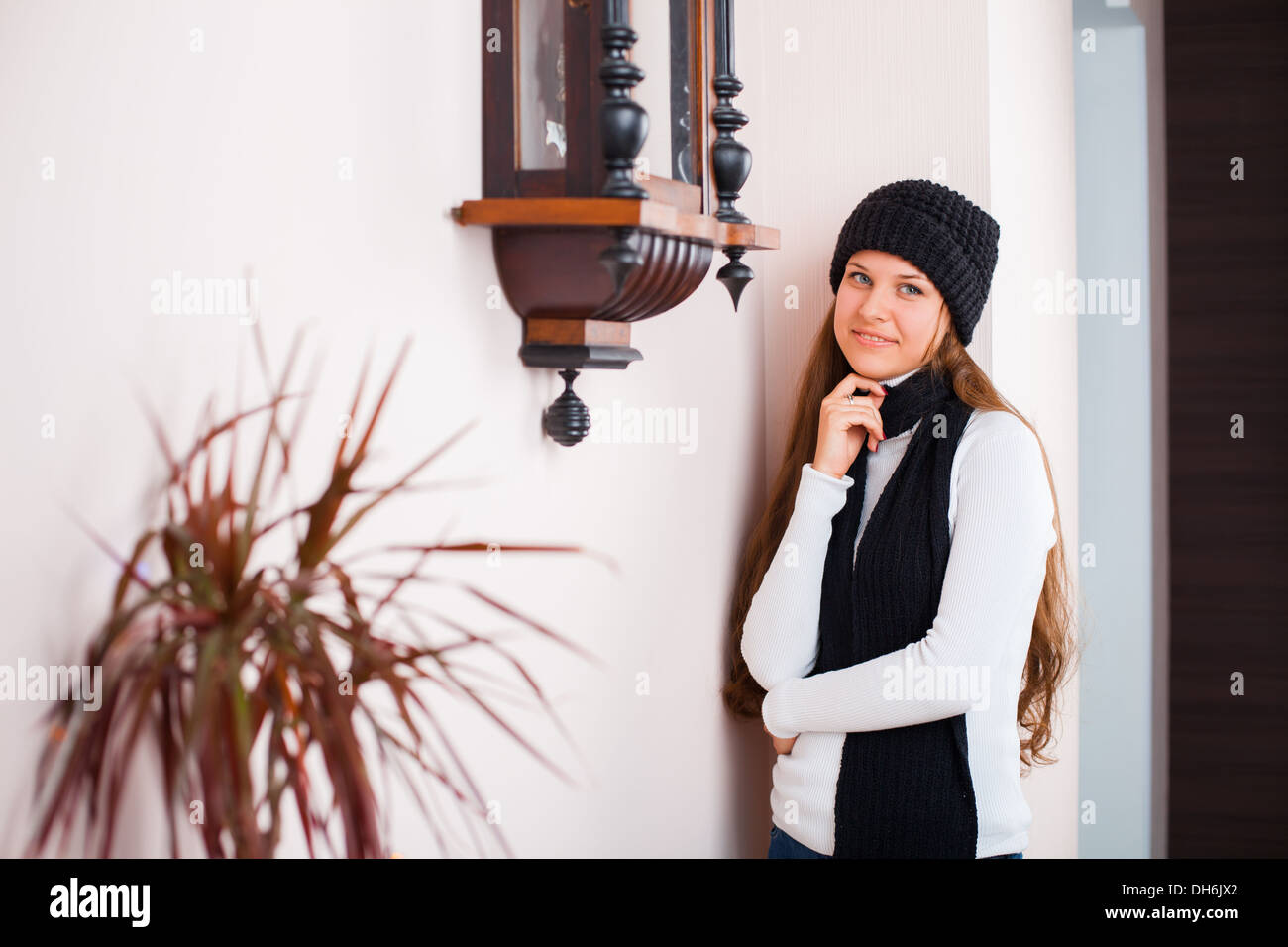 Mädchen in einen Hut und Pullover Stockfoto