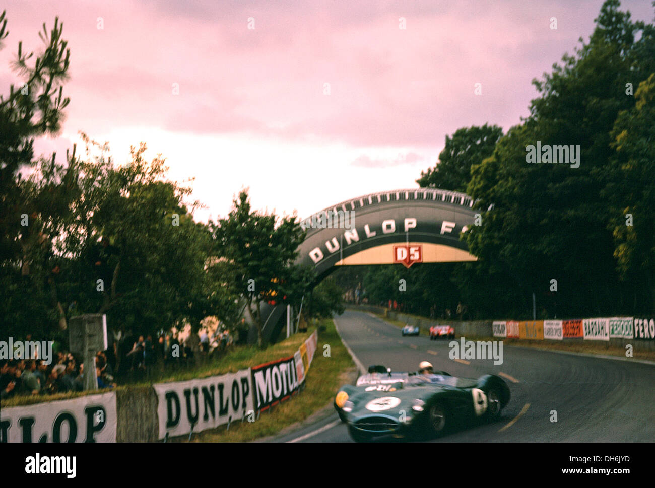 Roy Salvadori, Stuart Lewis-Evans' Aston Martin DBR1 an der Tertre Rougeecke, Le Mans 24 Stunden Rennen, Frankreich 22. Juni 1958. Stockfoto