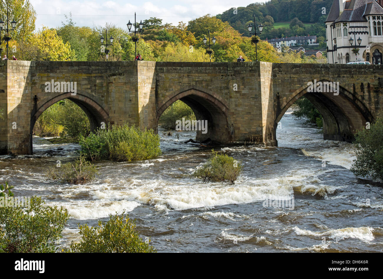 Gewölbte Dee Steinbrücke über den Fluss Dee in Llangollen Nord-Wales Stockfoto