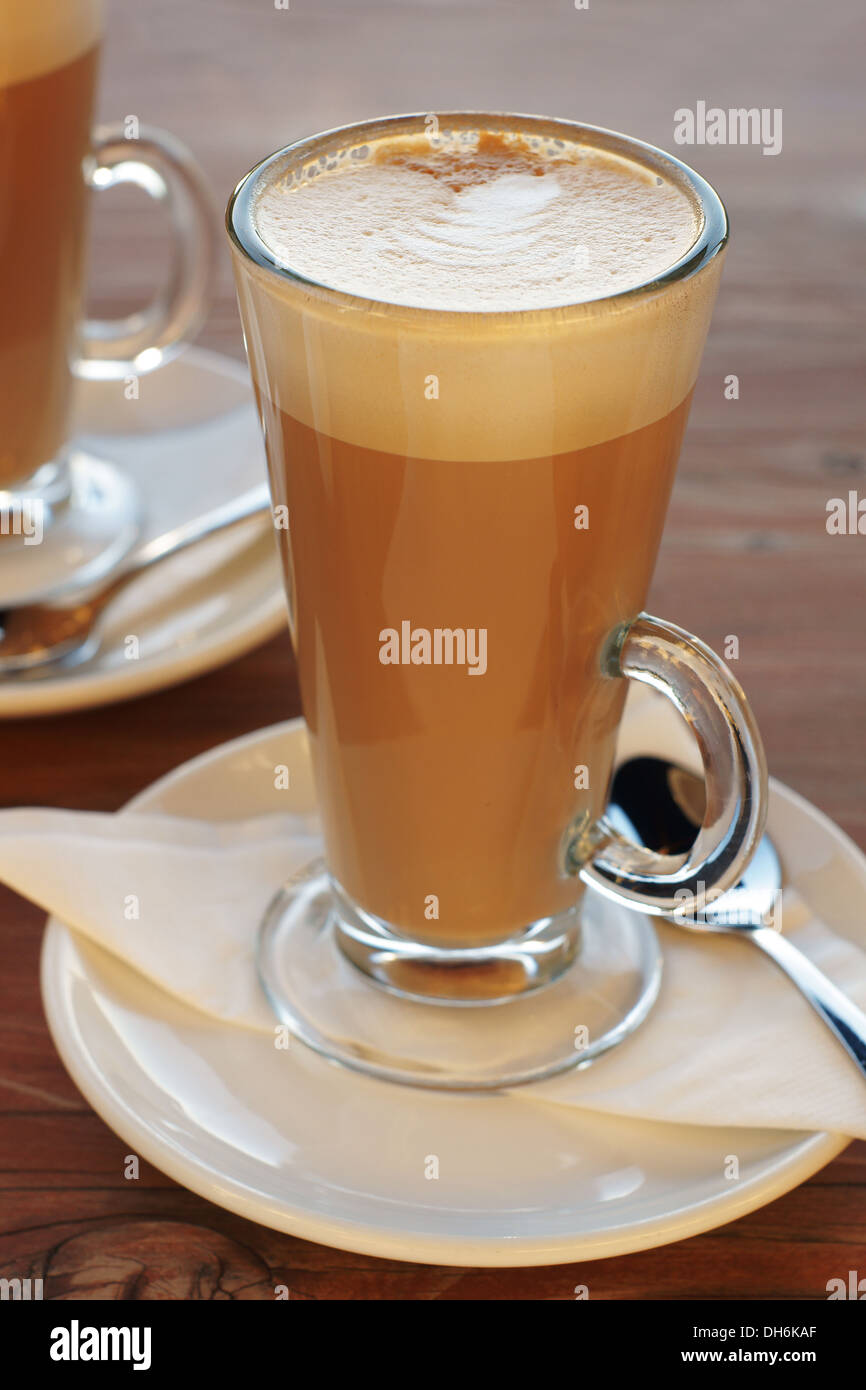 Kaffee Latte oder Caffe Latte in tall Latte Gläsern mit gedeckten Tisch Stockfoto