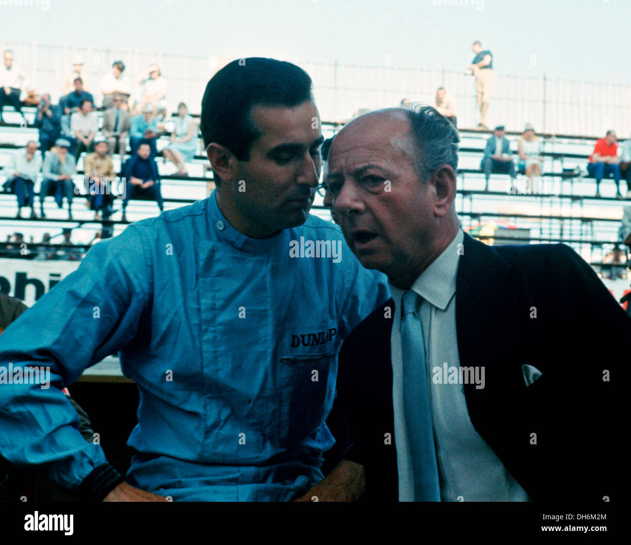 Lorenzo Bandini im Gespräch mit Raymond Mays - Vater der Ära und BRM Projekte - auf Monaco1963. Stockfoto