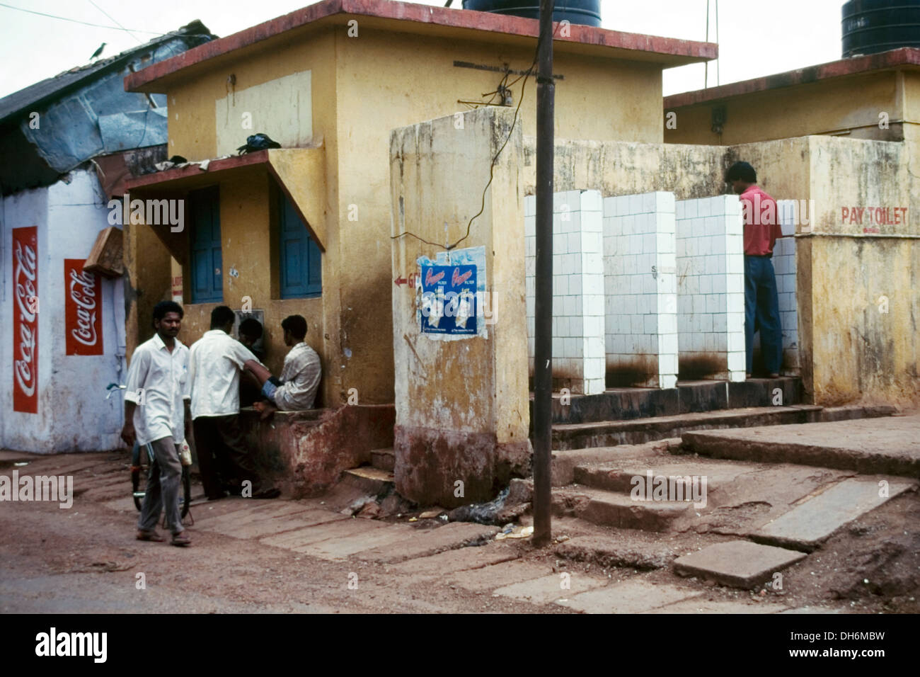 Mann mit Straße Urinal vor den Augen der Passanten Goa Indien Stockfoto