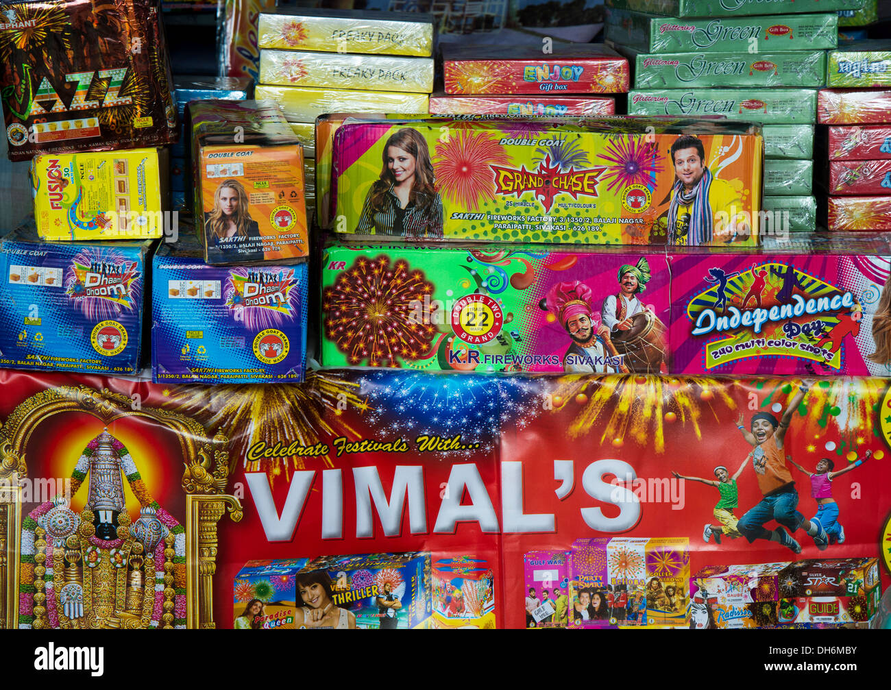 Boxen von indischen Feuerwerk am Diwali. Indien Stockfoto