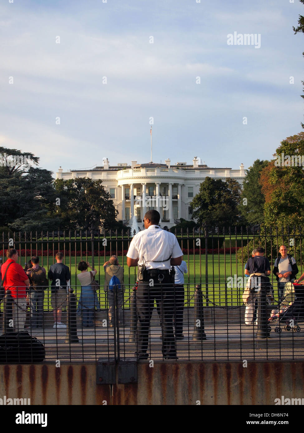 United States Secret Service uniformierten Abteilung Polizei Offizier Uhren Menschenmassen vor dem weißen Haus, Washington DC, USA Stockfoto