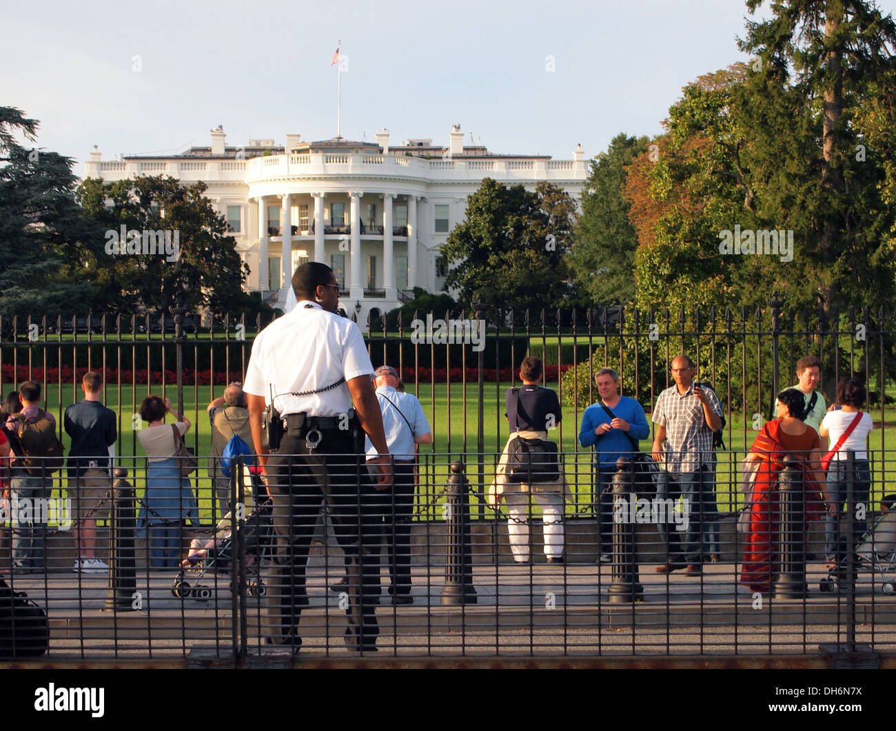 United States Secret Service uniformierten Abteilung Polizei Offizier Uhren Menschenmassen vor dem weißen Haus, Washington DC, USA Stockfoto
