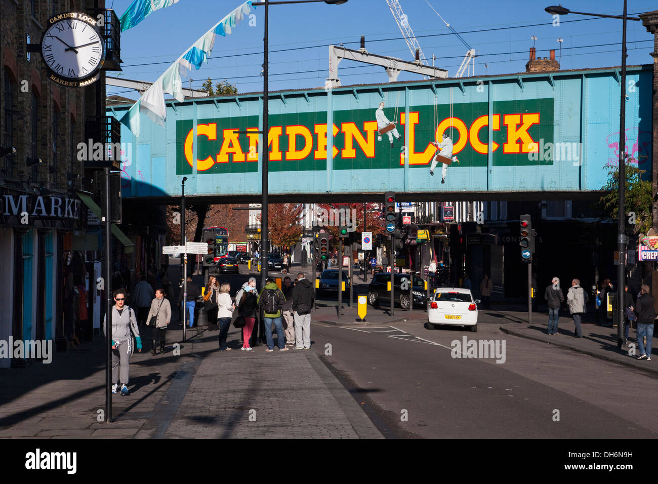 Chalk Farm Road und eine Brücke mit Camden Lock unterzeichnen in Camden Town, London, UK Stockfoto