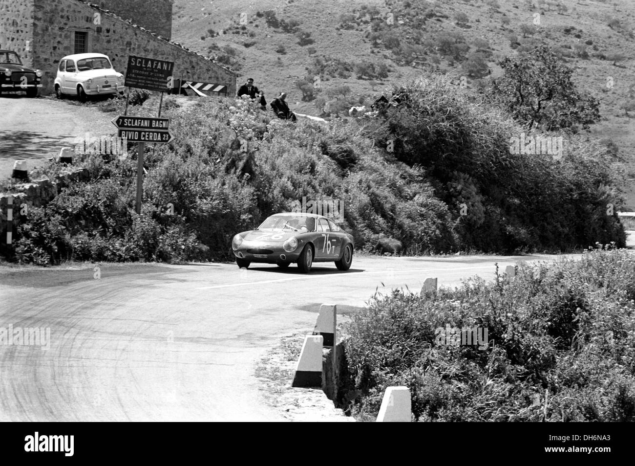 Hans Hermann Abarth-Simca 2000 an der Kreuzung Bivio Polizzi, Targa Florio auf Sizilien 26. April 1964. Stockfoto