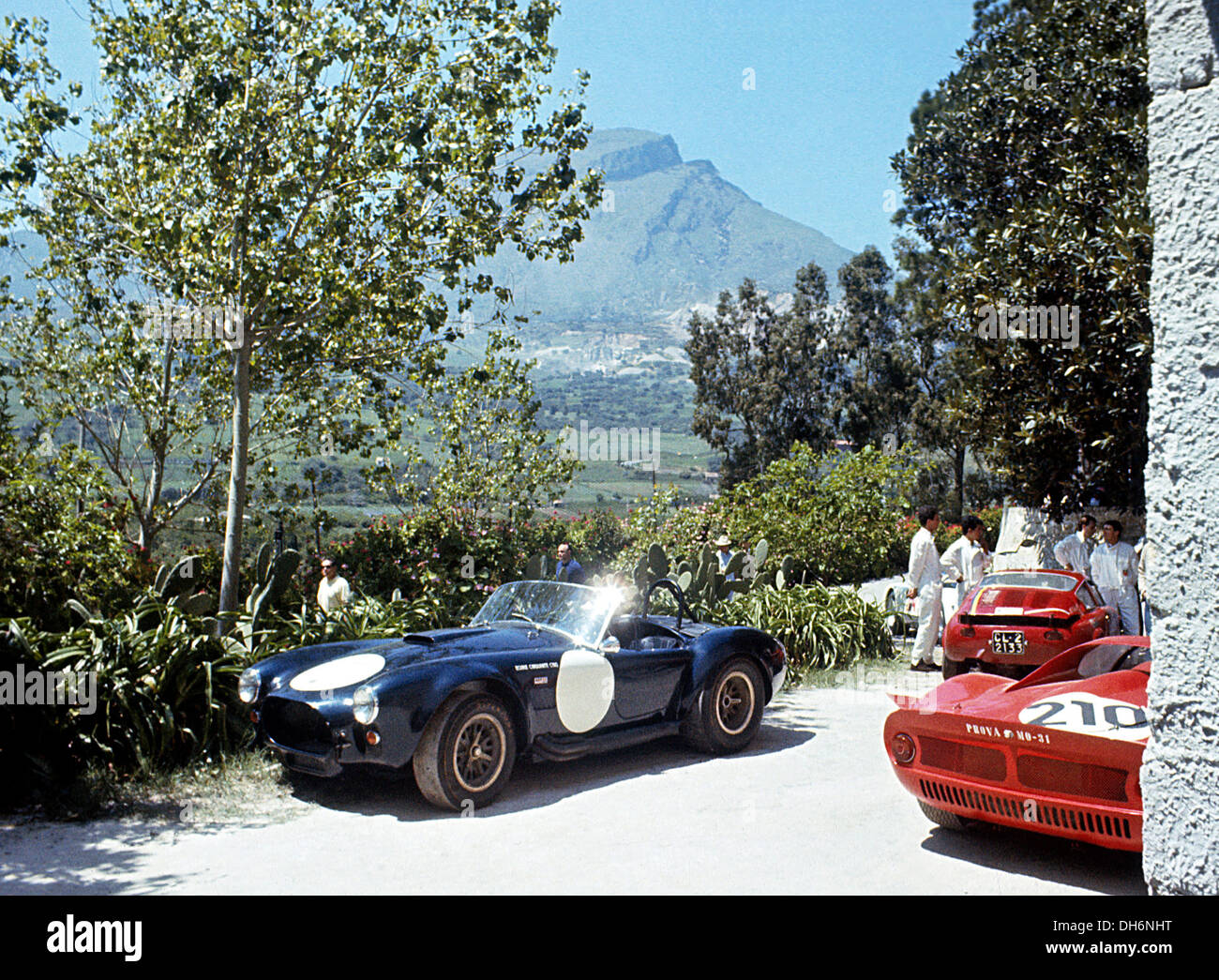 Ed Freutel-Tony Settember 7-Liter Shelby Cobra im Ruhestand aufgrund eines Unfalls. Targa Florio auf Sizilien 8. Mai 1966. Stockfoto