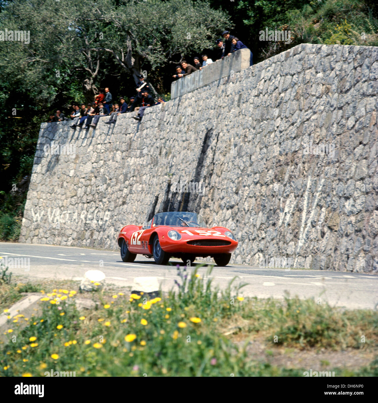 Hans Herrmann-Leo Cellas Abarth 1600 OT Spyder, finishing 6. in der Targa Florio auf Sizilien 9. Mai 1965. Stockfoto