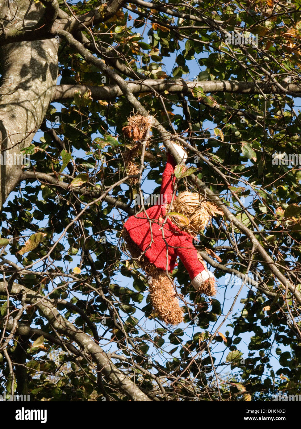 Garn bombardiert Baum mit Affen gemacht aus Stroh und Wolle top Stockfoto