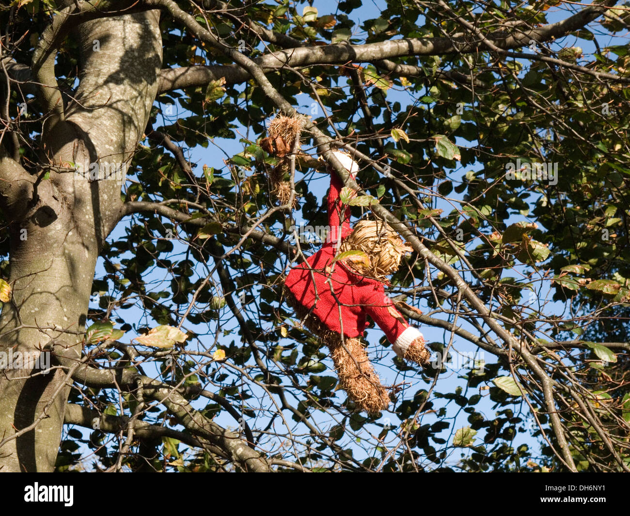 Garn bombardiert Baum mit Affen gemacht aus Stroh und Wolle top Stockfoto