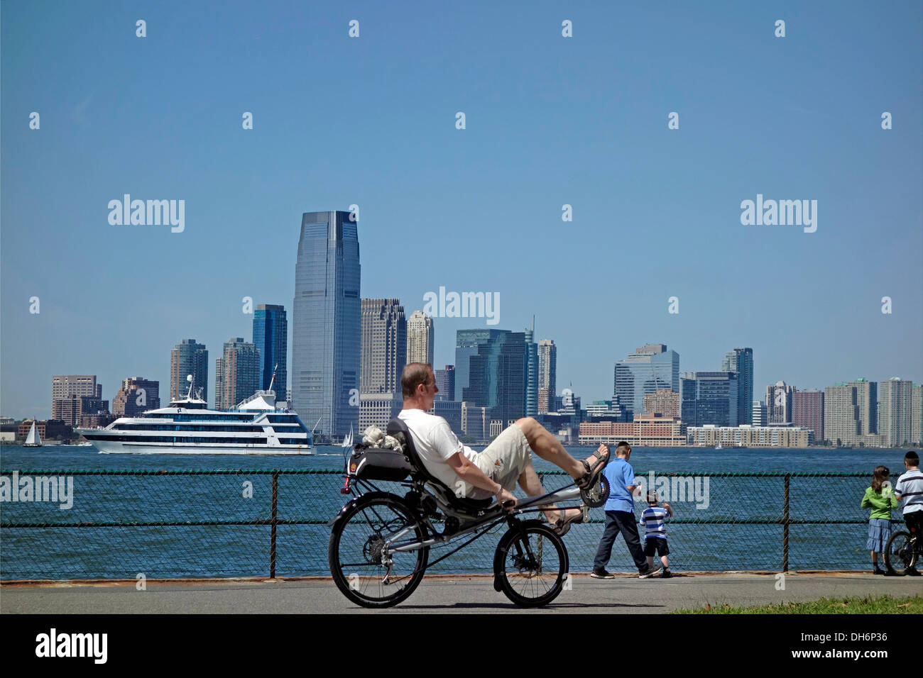 Fahrradfahren auf Governors Island Skyline pier Stockfoto