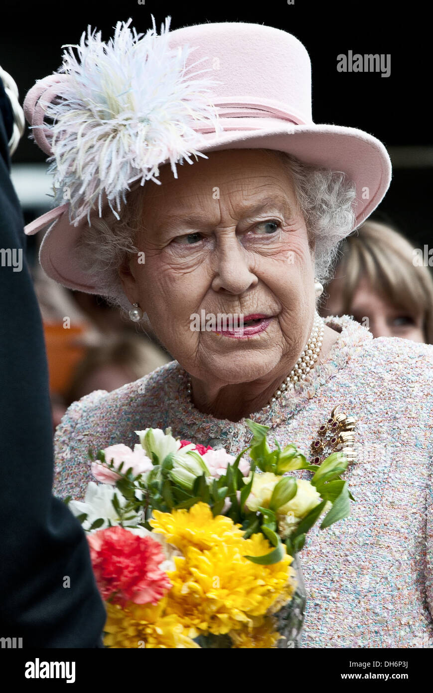 HM Besuch Königin Elizabeth II. bei ihrem auf die medizinische Forschung Rat Laboratory of Molecular Biology in Cambridge am 23. Stockfoto