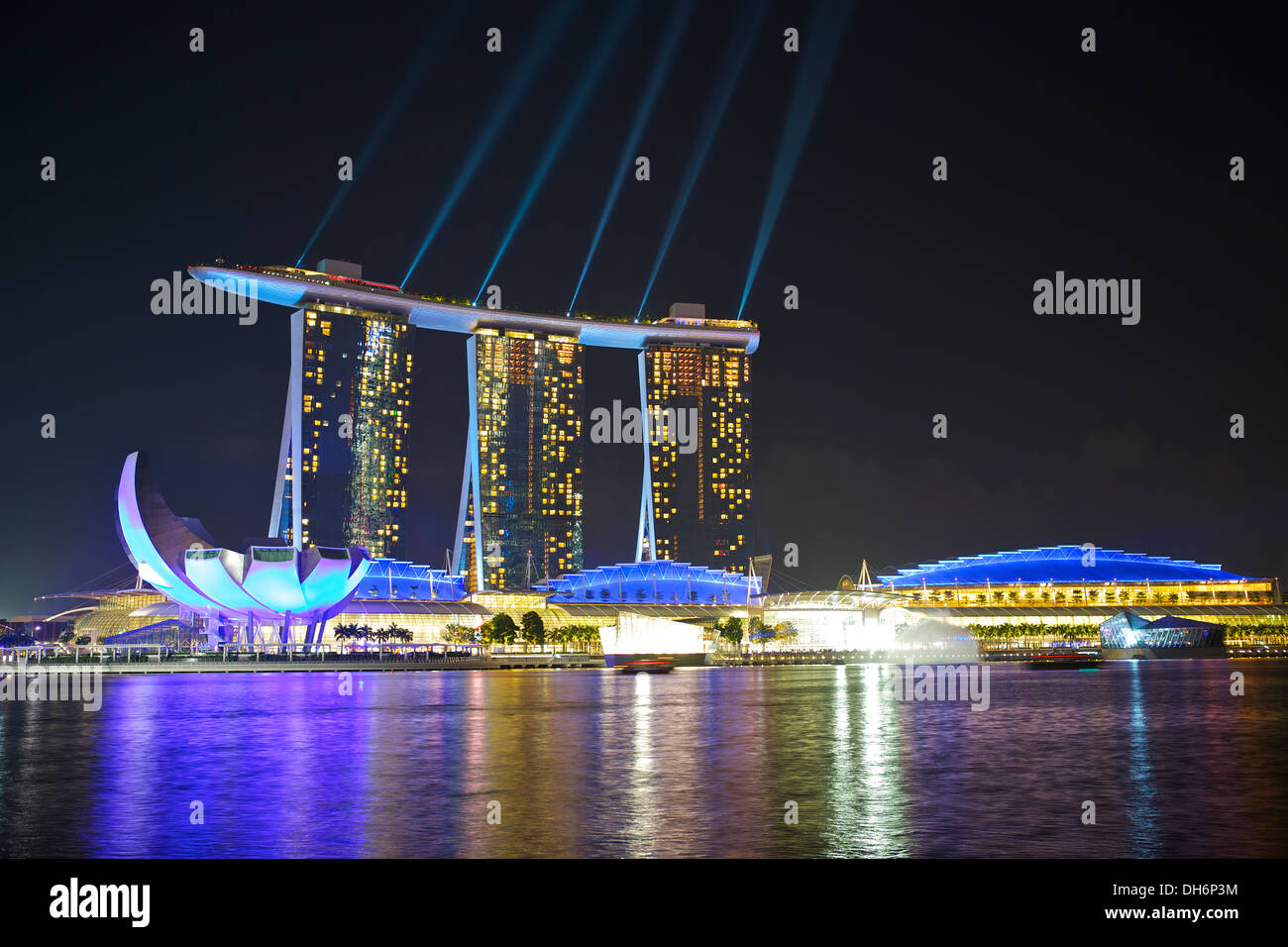 Abendliche Lasershow auf Marina Bay, Singapore. Stockfoto