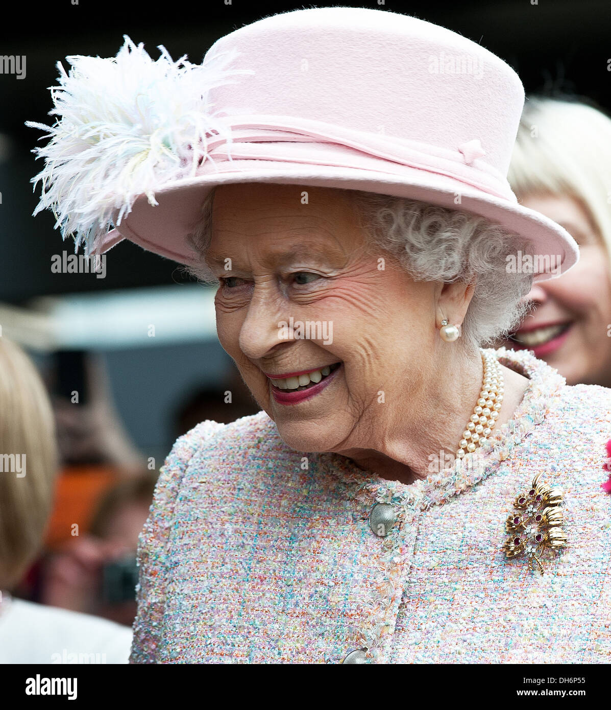 HM Besuch Königin Elizabeth II. bei ihrem auf die medizinische Forschung Rat Laboratory of Molecular Biology in Cambridge am 23. Stockfoto