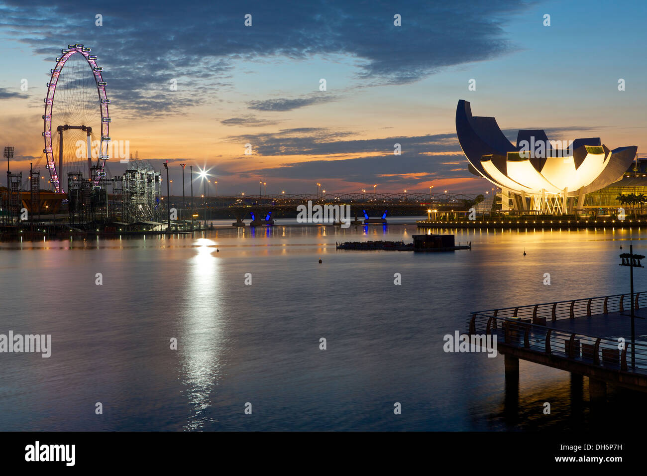 Singapore Flyer und das Singapore Art Museum der Wissenschaften bei Sonnenaufgang, Marina Bay, Singapore. Stockfoto