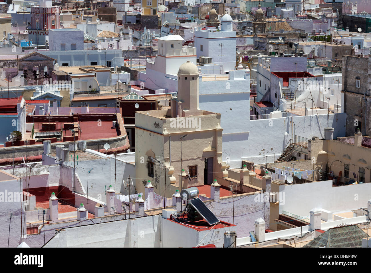 Beobachtung des Händlers Häuser in der Altstadt von Cadiz überragt Stockfoto