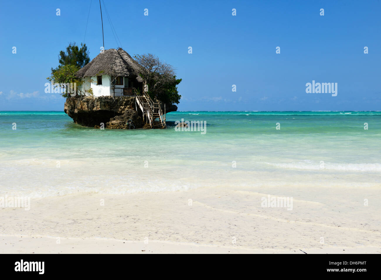 Der Rock Restaurant, Bwejuu Strand, Indischer Ozean, Sansibar, Tansania, Ostafrika Stockfoto