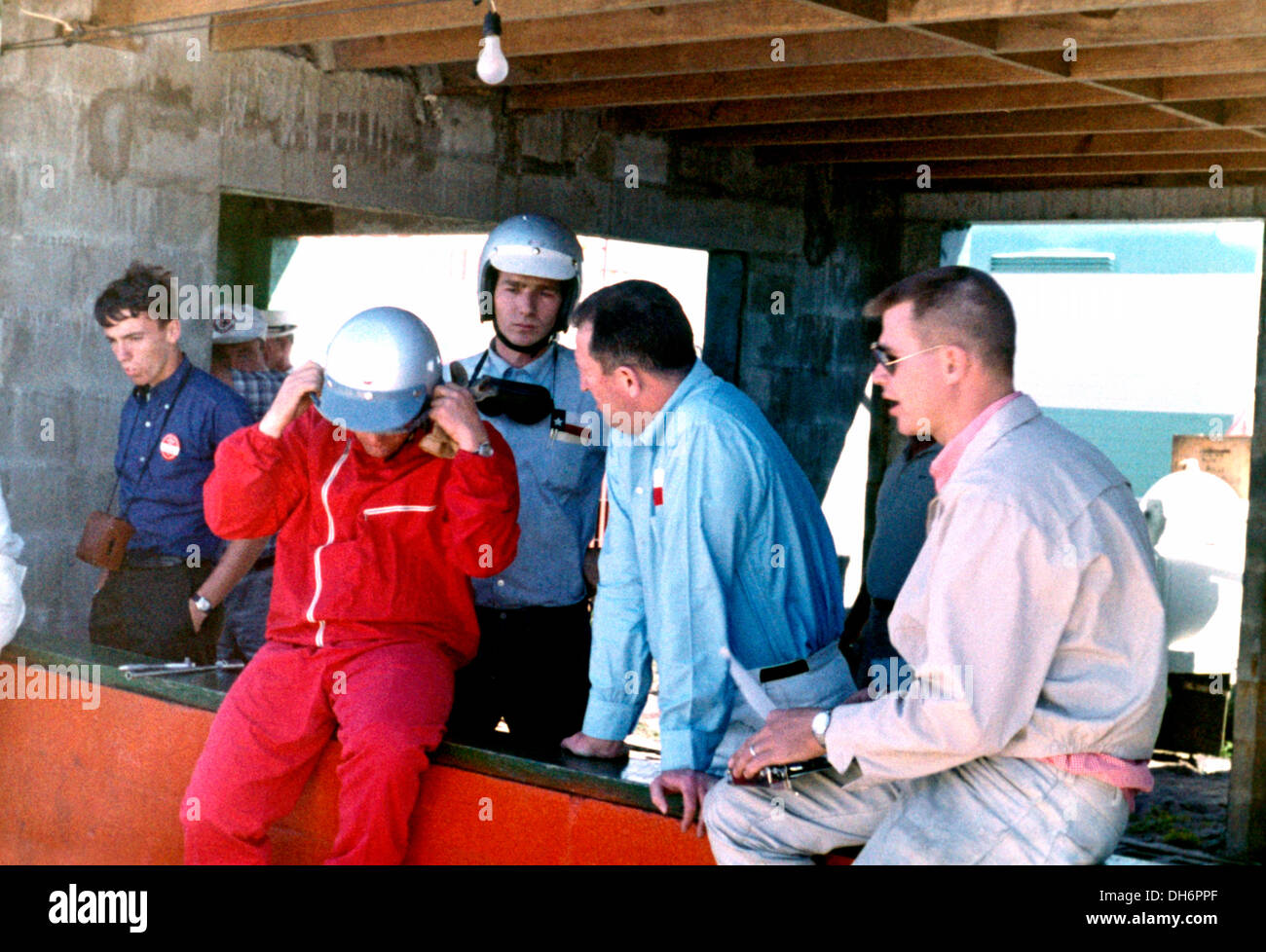 Groß Jim Hall mit Hap Sharp im Wettbewerb mit Chapparal 2D, Gruben an der Sebring 12 Stunden Meisterschaft, Florida, USA, 26. März 1966. Stockfoto