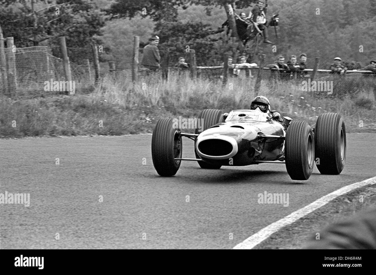 Graham Hill in einem BRM P261 auf dem Nürburgring, Deutschland 1966. Stockfoto