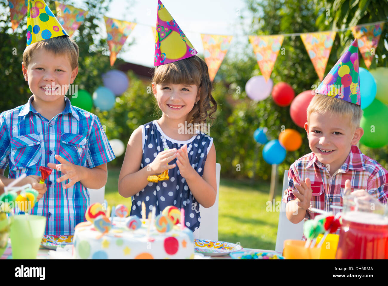 Gruppe von entzückenden Kindern Spaß an der Geburtstagsfeier Stockfoto
