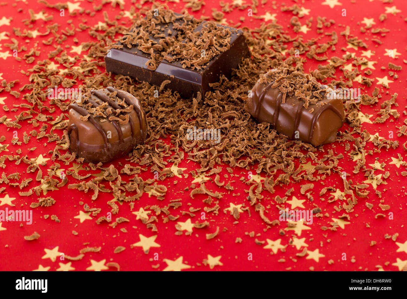 Leckere selbstgemachte Pralinen mit geriebener Schokolade Stockfoto