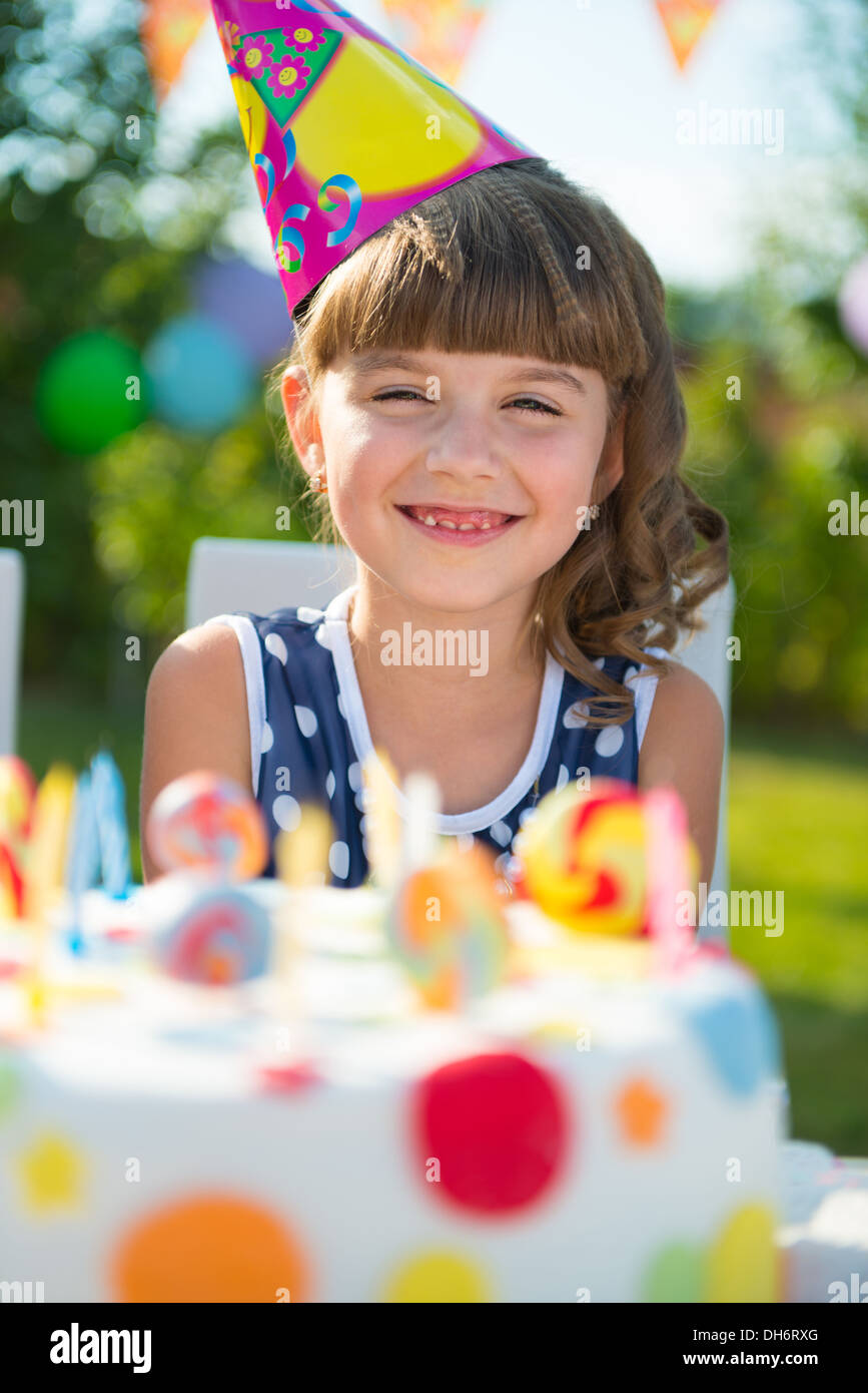 Hübsches Mädchen lächelnd am Kindergeburtstag Stockfoto