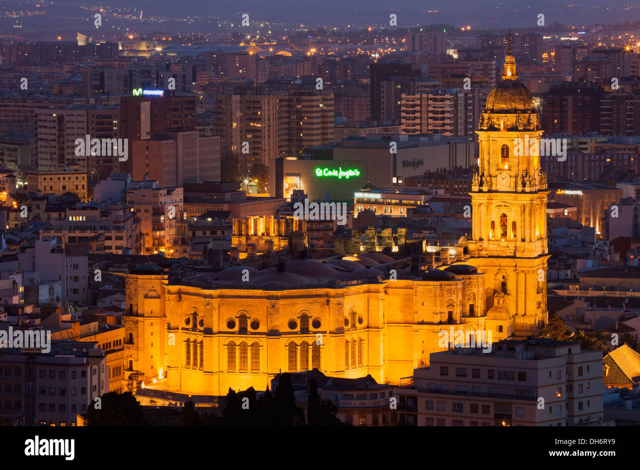 Kathedrale von Málaga der Menschwerdung in der Nacht Stockfoto