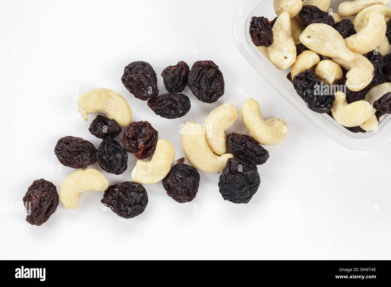 Cashew Nüssen und Rosinen auf weißem Hintergrund Stockfoto