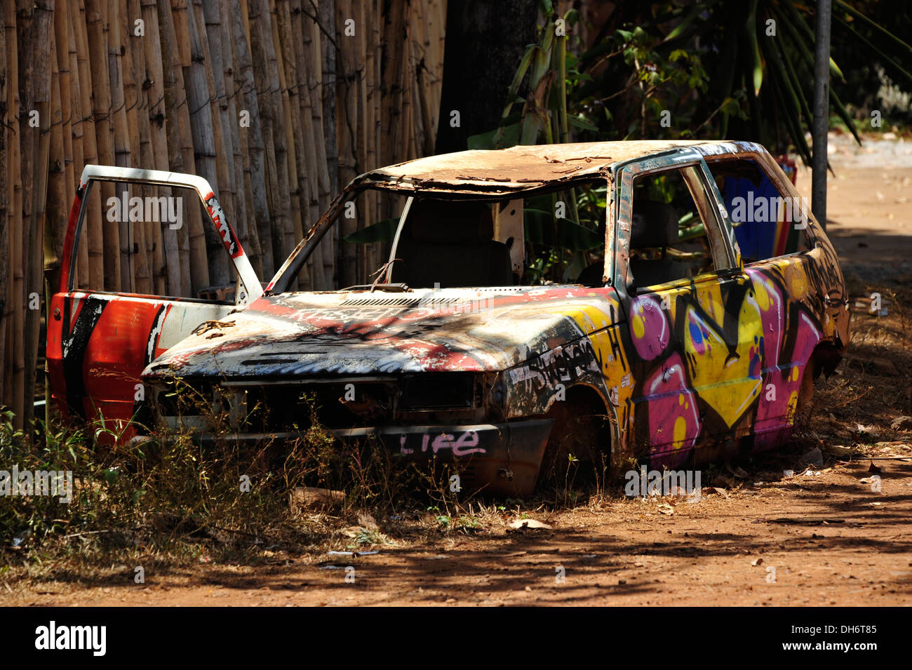 Autounfall mit Graffiti, Itacaré, Bahia, Brasilien. Stockfoto