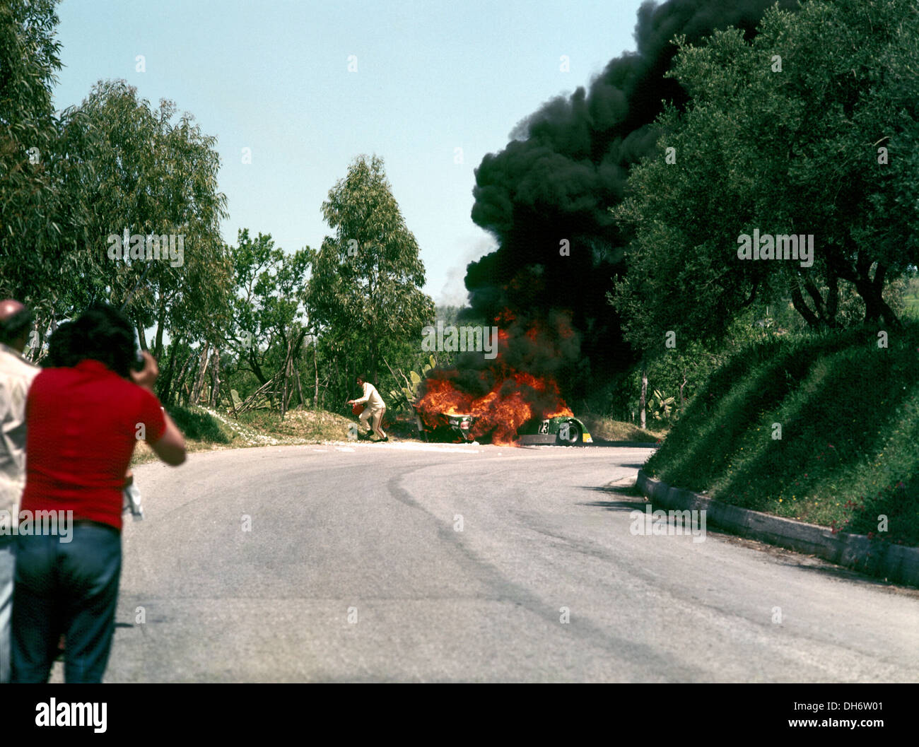 Abele Tanghetti Chevron B21 nach einem Sturz bei der Targa Florio, Sizilien 1073 in Flammen verschlungen. Stockfoto