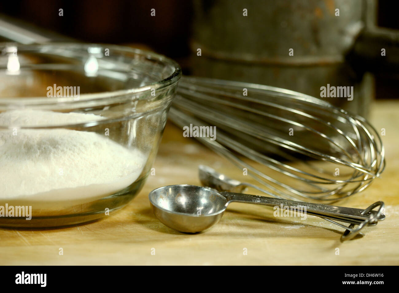 Backzutaten auf einem hölzernen Hintergrund Stockfoto