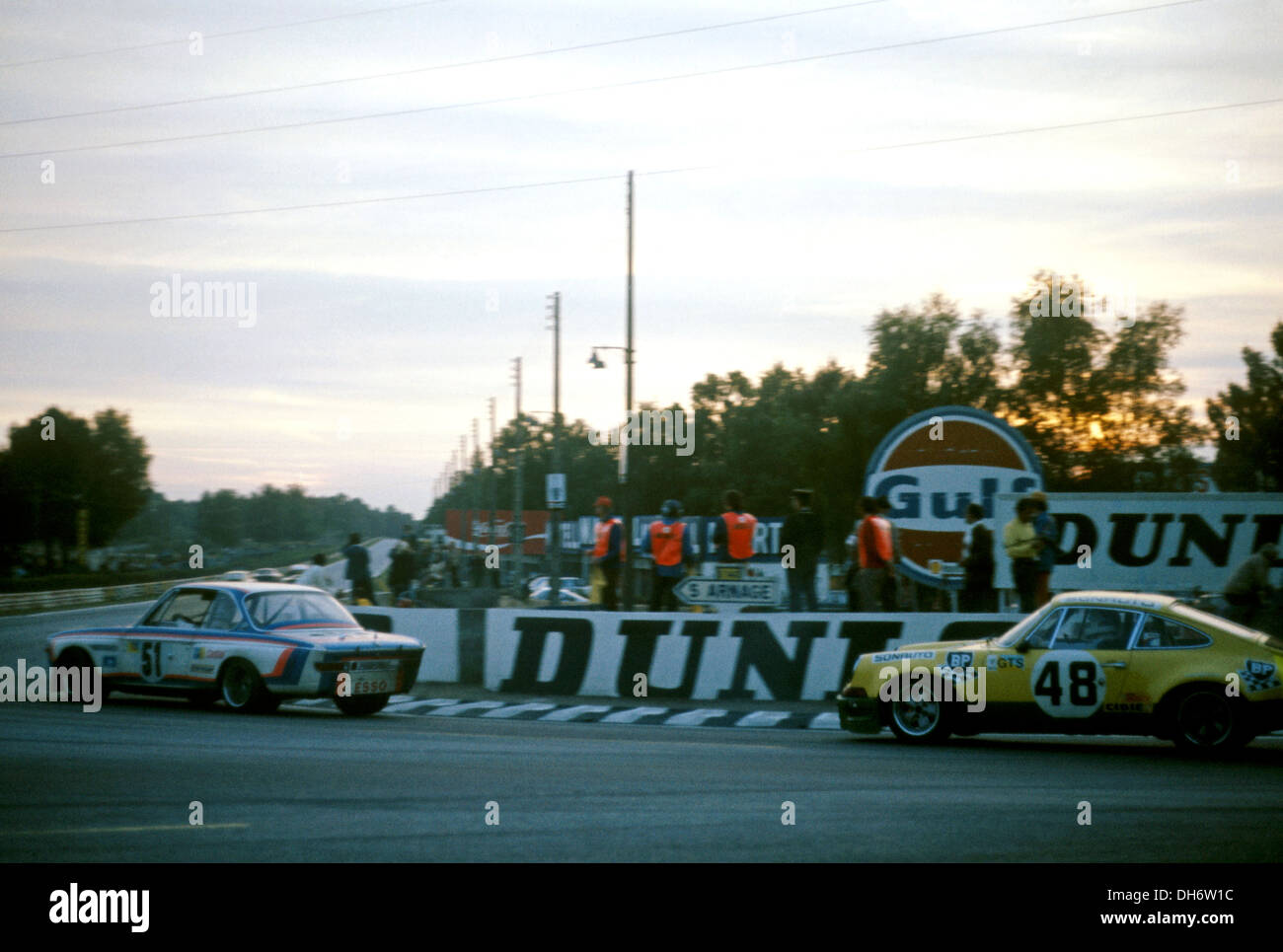 Dieter Quester Toine Hezemans BMW 3.0 CSL führende Peter Gregg-Guy Chasseuils Porsche Carrera RSR 911. Le Mans, France1973. Stockfoto