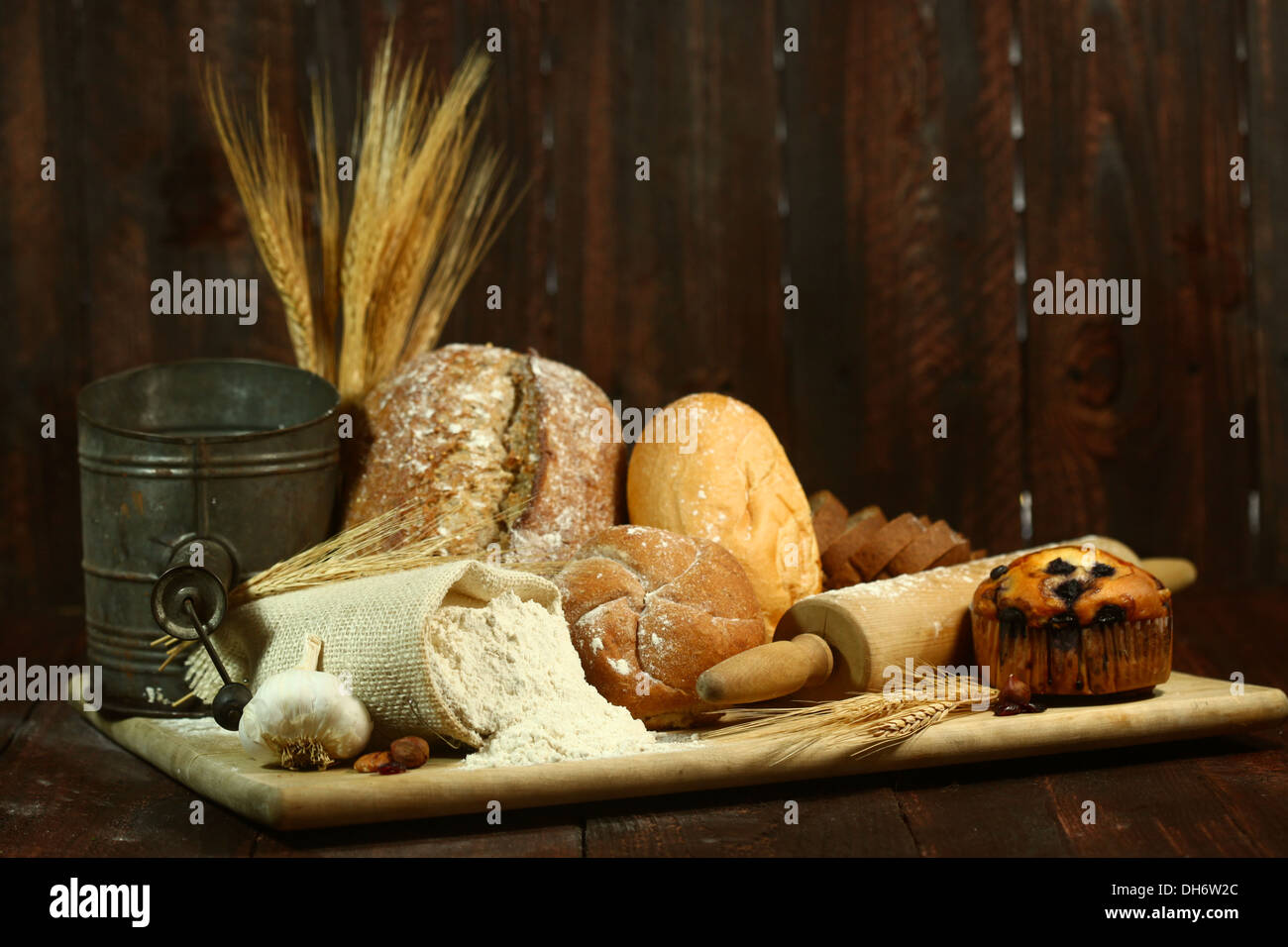 Frisch gebackenes Brot auf hölzernen Hintergrund Stockfoto