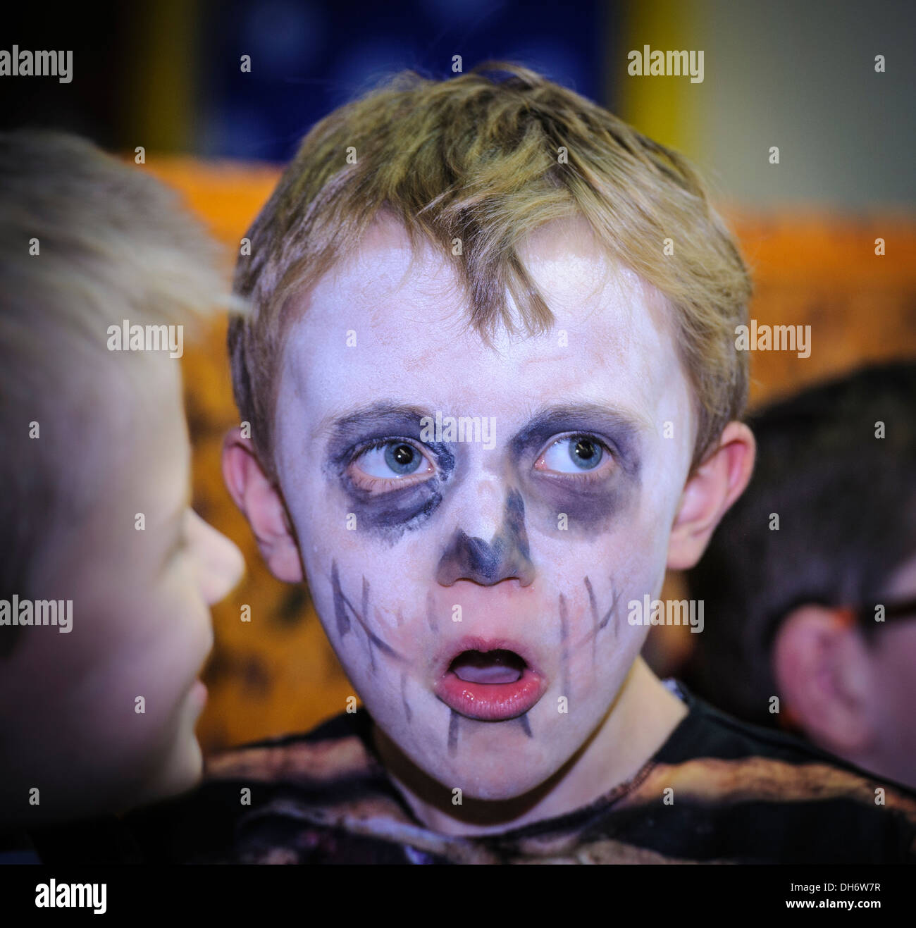 Junge verkleidet auf einer Halloween-Party Stockfoto